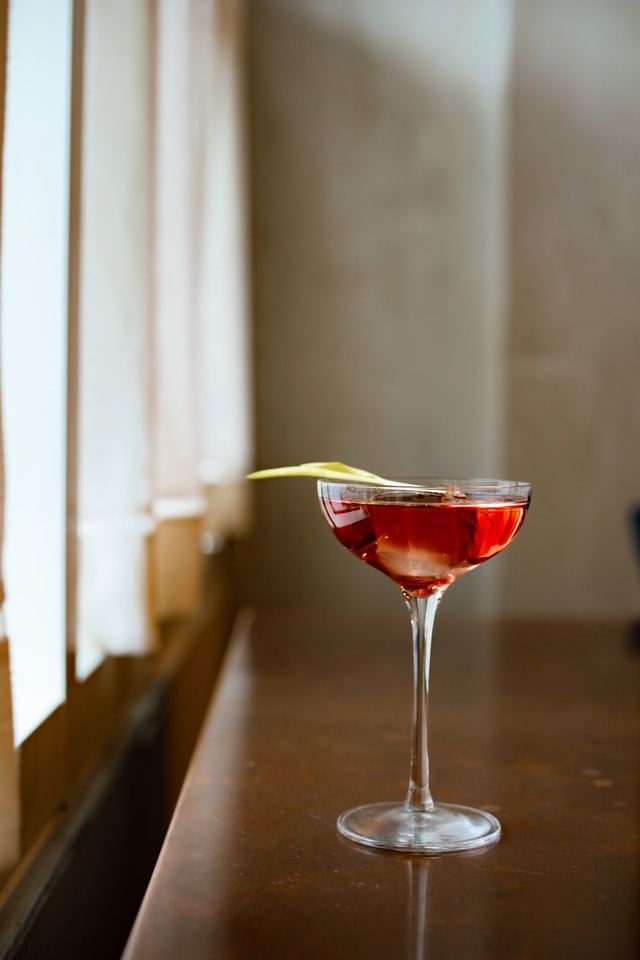 A Complete Guide to the Cosmopolitan Cocktail